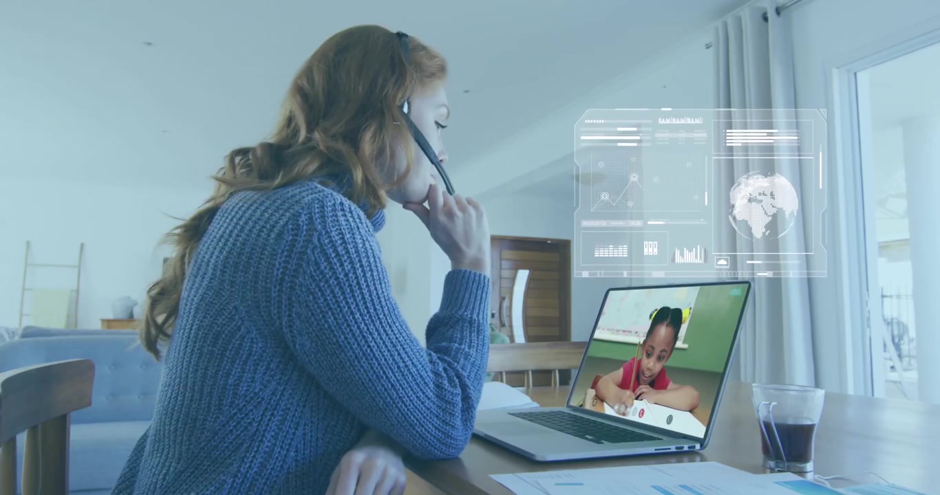 Animação de processamento de dados sobre empresária caucasiana em videochamada