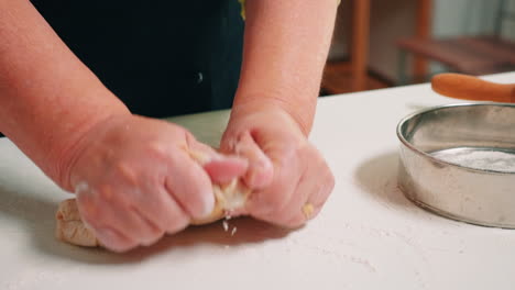 Manos-De-Mujer-Formando-Barra-De-Pan