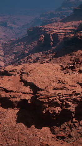 un paisaje rocoso rojo en marte