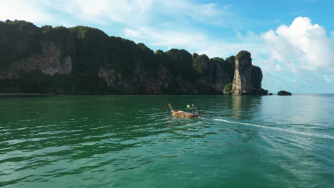 Luftaufnahme-Eines-Lokalen-Kreuzfahrt-Touristenbootes-Zwischen-Ao-Nang-Und-Krabi-An-Einem-Sonnigen-Tag-Im-Tropischen-Thailand