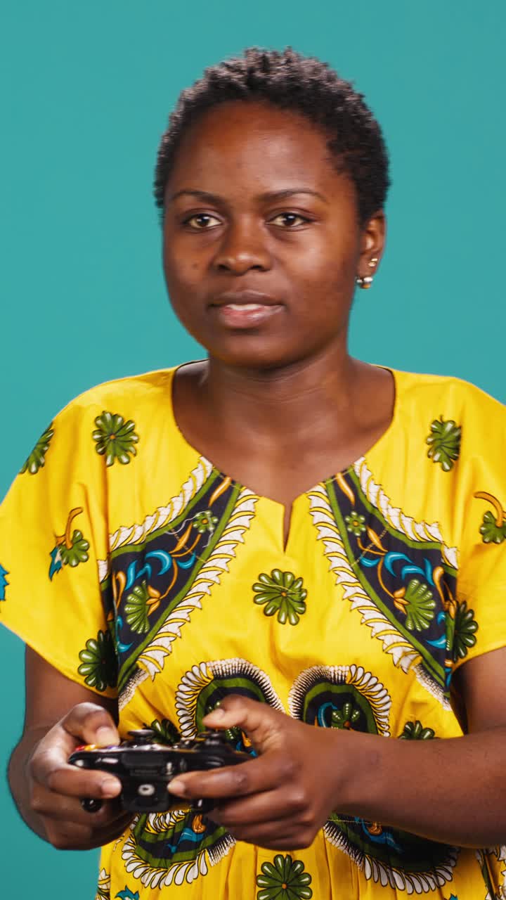 Ung afrikansk kvinna spelar videospel och firar vinst