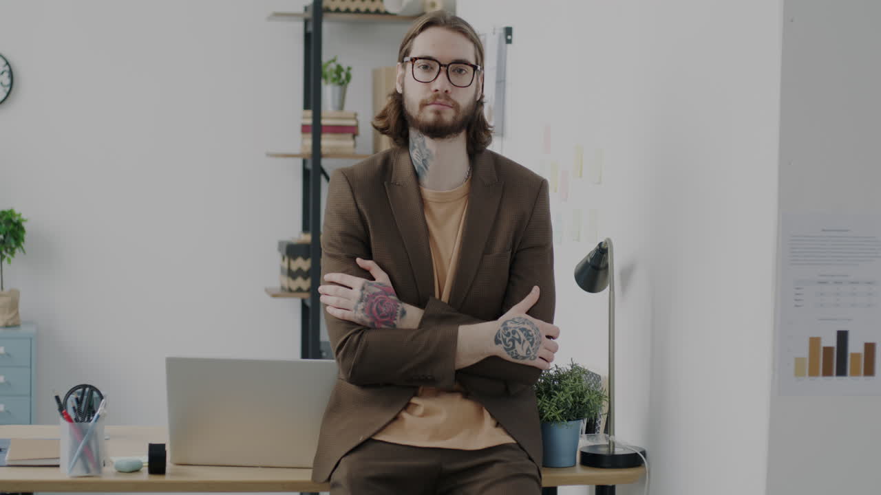 hombre de negocios en un entorno de oficina moderno