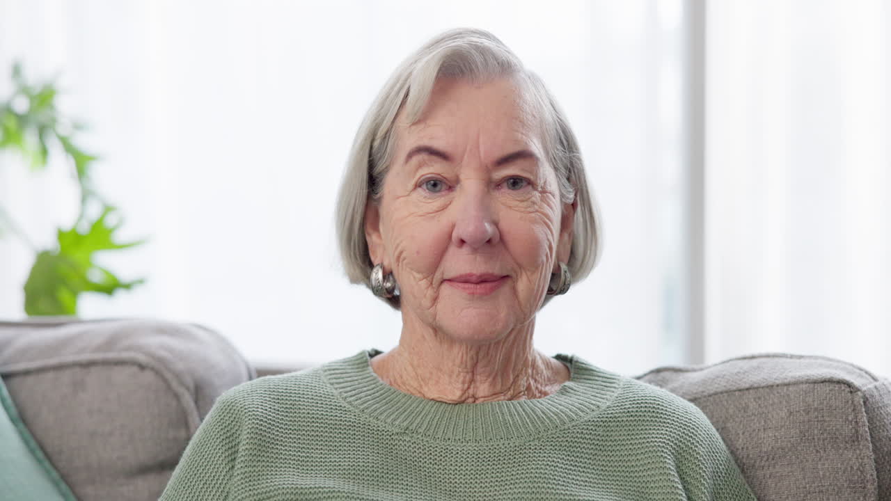 소파에 미소, 얼굴과 고위 여성