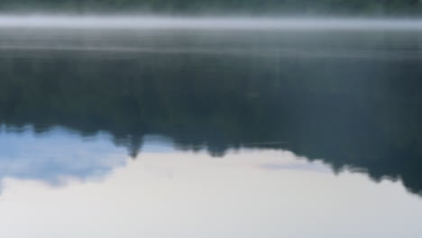 Reflejos-Del-Lago-Con-Niebla-Matutina-En-El-Agua