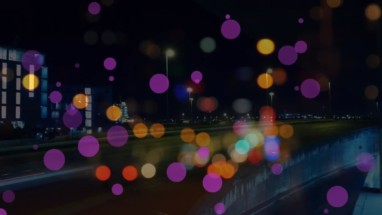 어두운 밤의 도시 교통을 가로지르는 점들의 애니메이션