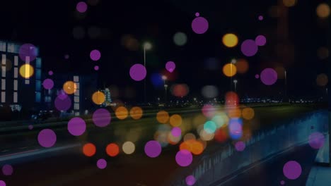 animación de puntos que se mueven sobre el tráfico nocturno borroso de la ciudad