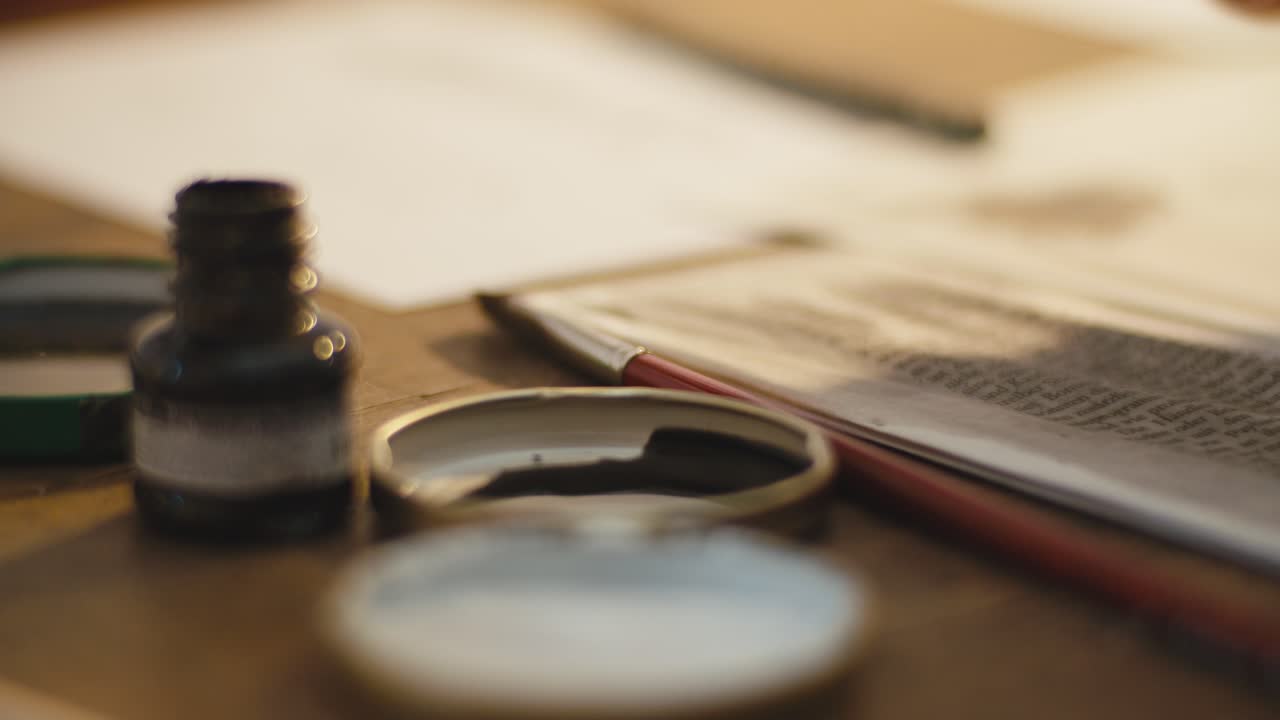 손으로 펜을 잉크에 담그고, 그림을 그리기 시작합니다.