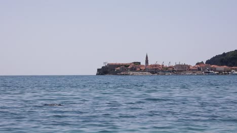 buzo en el mar, al fondo el casco antiguo