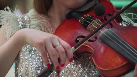 woman masterly plays the violin at the wedding ceremony 03
