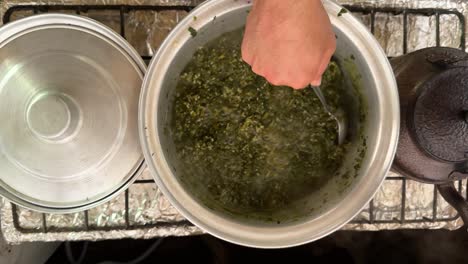 la tapa de la olla abierta en la cocina vista superior de la estufa cocinando alimentos preparar verduras picadas mezcla en agua hirviendo cocina tradicional turca persa receta deliciosa en el pueblo rural de irán