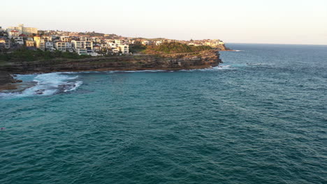 Drohne-Fliegt-In-Richtung-South-Bondi-Und-Marks-Park-Von-Bronte,-Sydney,-Australien