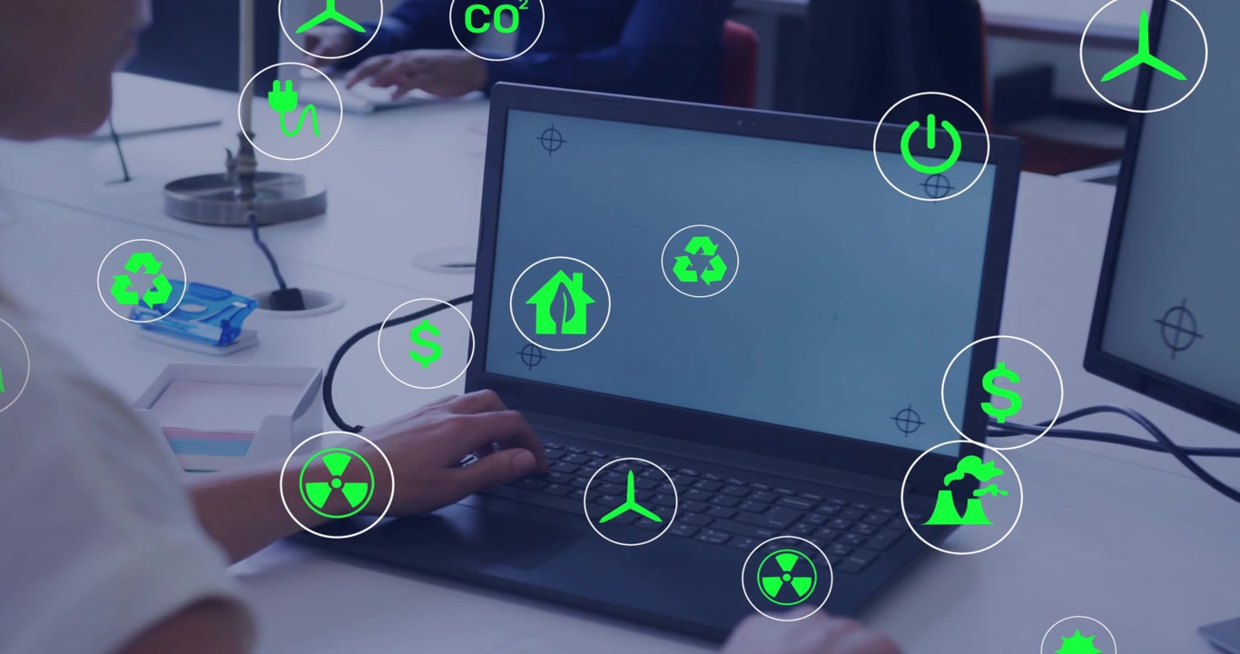Donna matura che avvia un'analisi energetica digitando sul portatile mentre icone di energia verde vorticano.