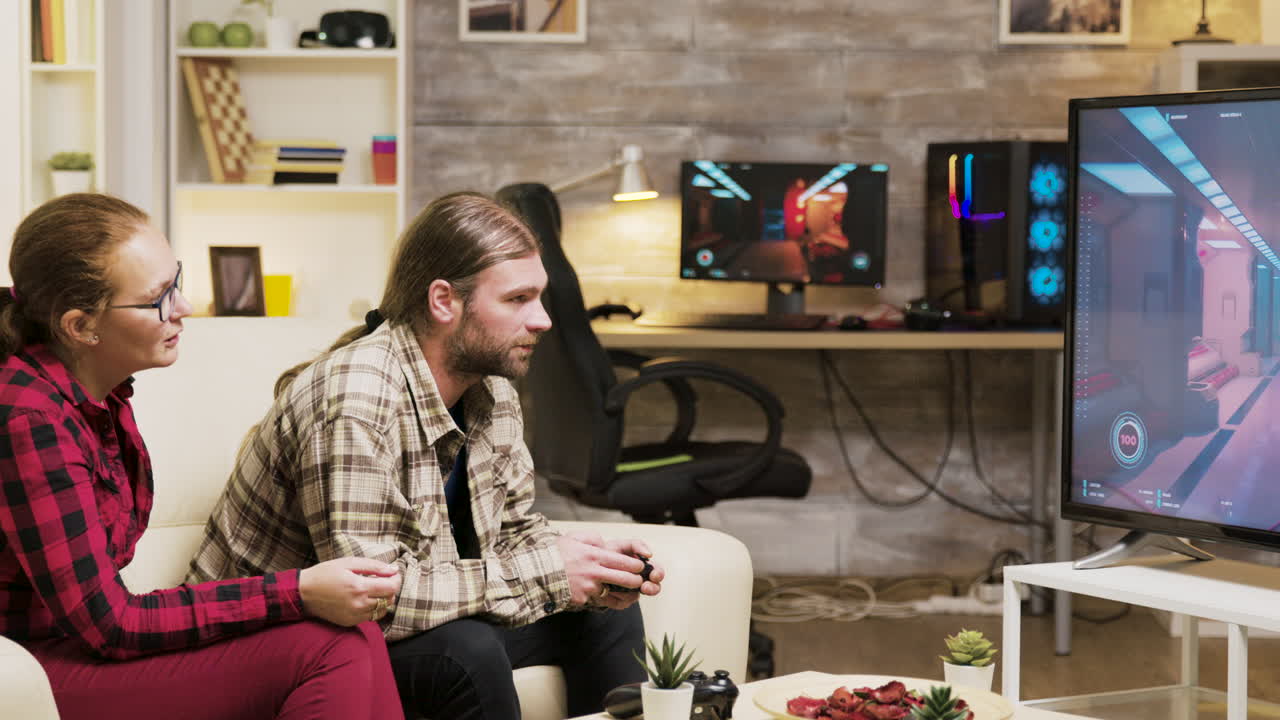 부부 가 집 에서 비디오 게임 을 하고 있다