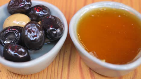 aceitunas negras y verdes con salsa de miel