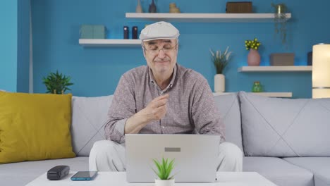 Grandpa-video-chatting-with-his-grandchildren-on-laptop.