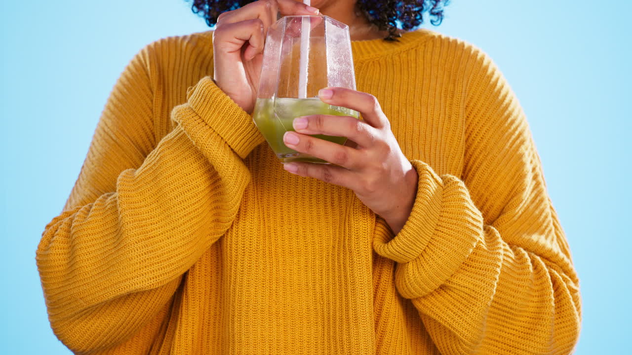 jugo de salud, manos de mujer negra