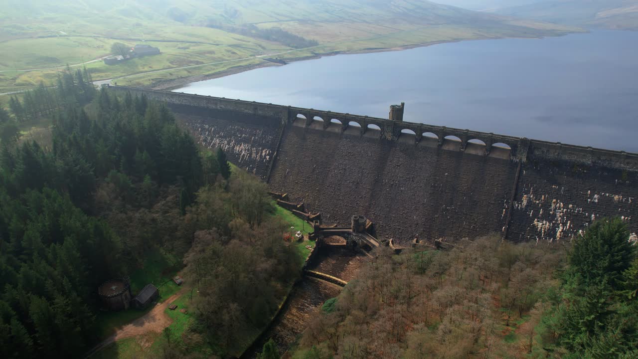 영국 요크셔에서 안개 낀 아침에 스카 하우스 저수지를 향해 날아갑니다.