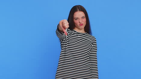 mujer molesta niña mostrando pulgares hacia abajo gesto de desaprobación insatisfecha disgusto retroalimentación negativa