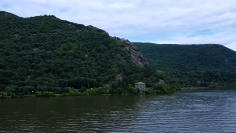 Imágenes-De-Video-De-Drones-Aéreos-De-La-Vertiginosa-Montaña-Ridge-En-El-Valle-Hudson-De-Nueva-York