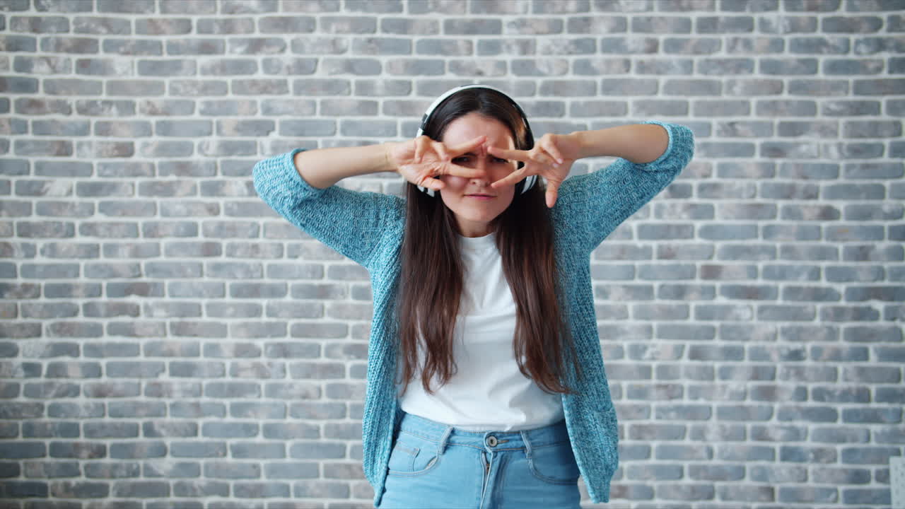 헤드폰 을 들고 음악 을 즐기는 여자