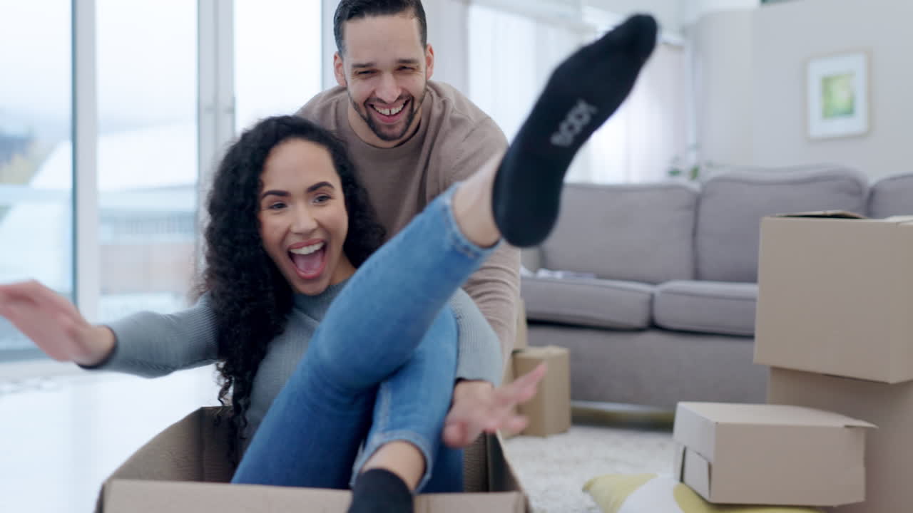 hombre, mujer y caja de empuje en el nuevo hogar para juegos