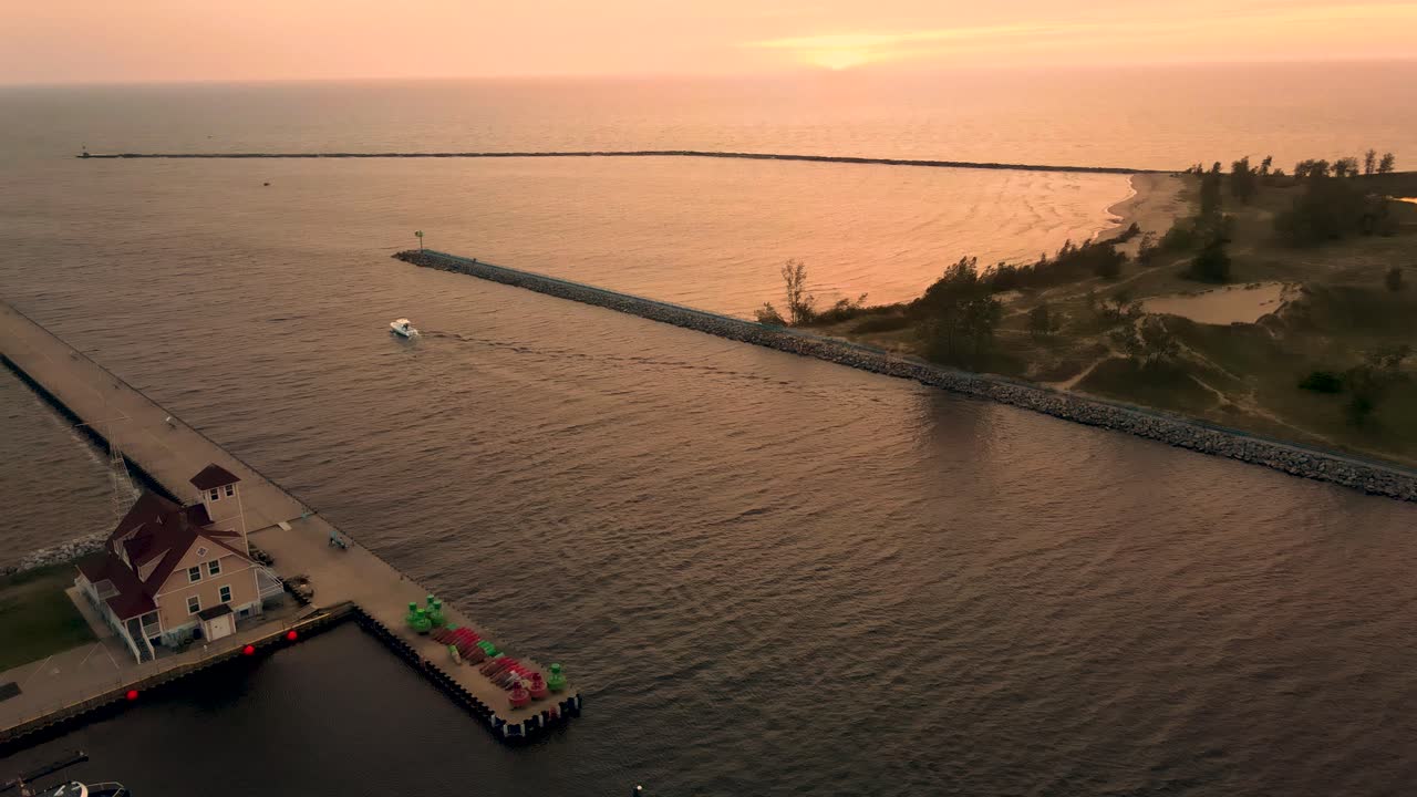 panorámica suave sobre el canal del lago muskegon y el lago michigan con movimiento lateral