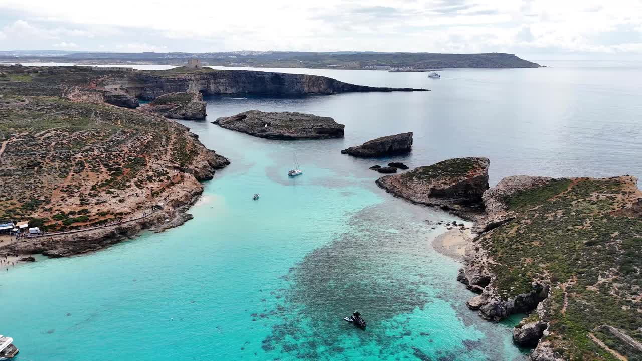 Blå lagune Bejn il Kmiemen Comino Għajnsielem Gozo og Comino-distriktet Malta mellom Comino og Cominotto med grunt kalksteinsbunnområde og korallflekker i et beskyttet middelhavsområde, fremoverflyging