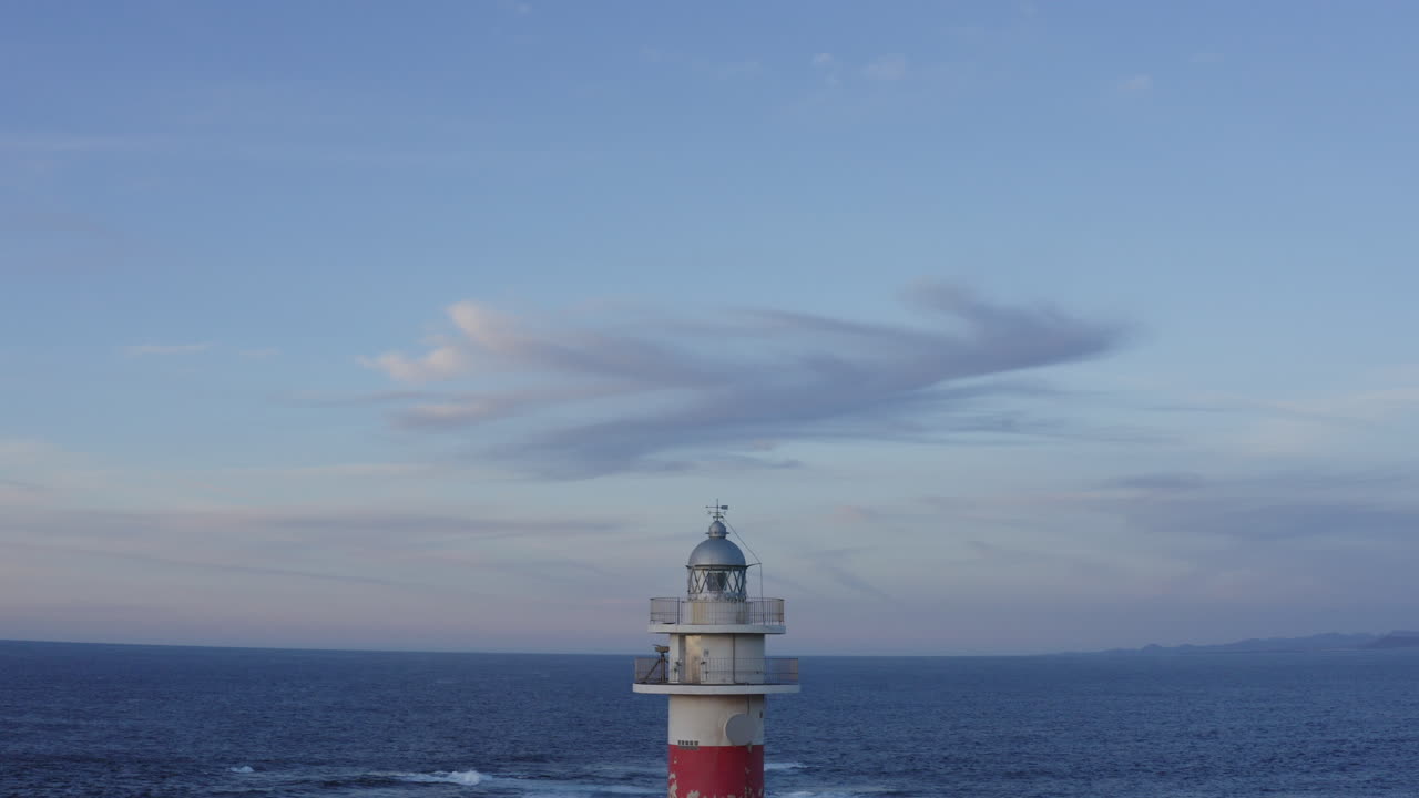 faro en la costa