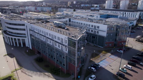 Hauptgebäude-Der-Universität-Danzig---Luftumlauf-An-Einem-Sonnigen-Tag