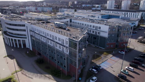 edificio principal de la universidad de gdansk - órbita aérea en un día soleado