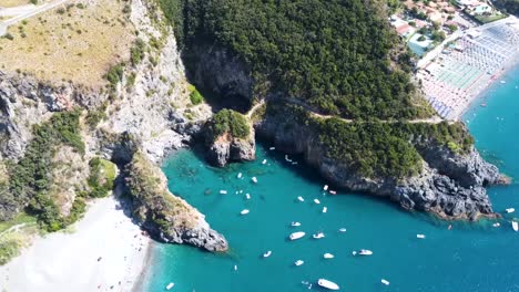 Un-Verano-Italiano-Alrededor-De-Arcomagno,-San-Nicola-Arcella-En-Un-Día-Soleado-Y-Agua-Turquesa-Llena-De-Barcos