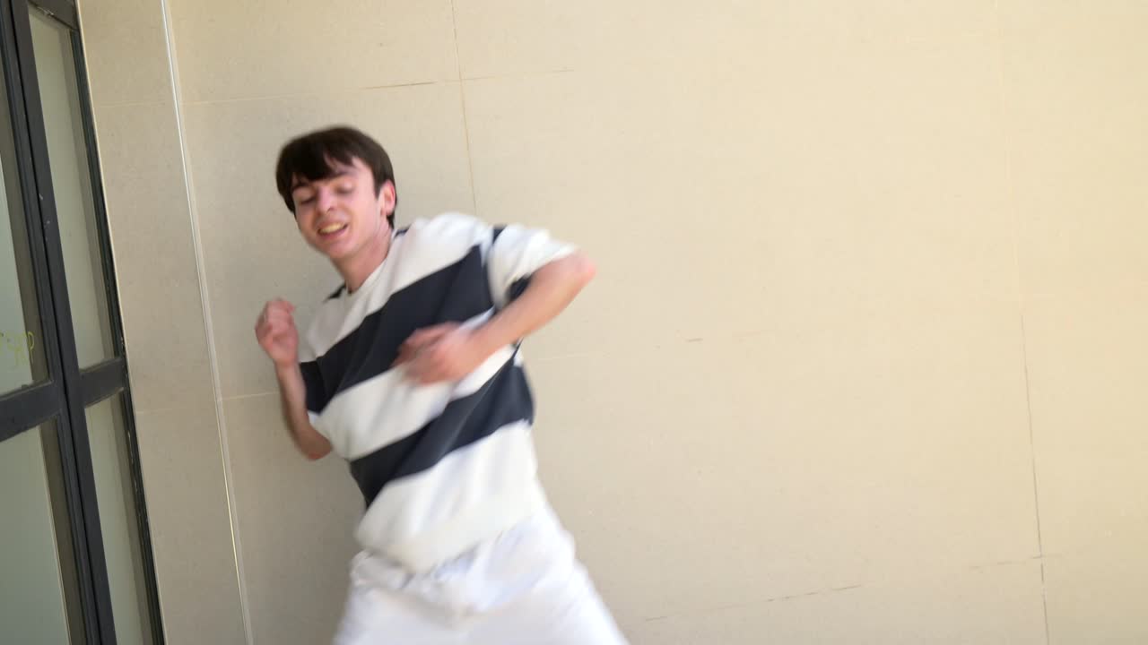 야외에서 춤을 추는 남자