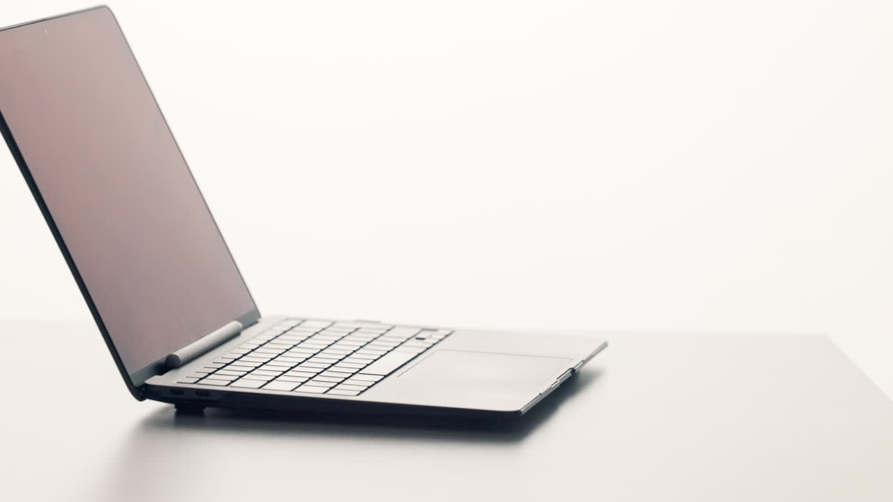 Laptop med en finger på touchpaden