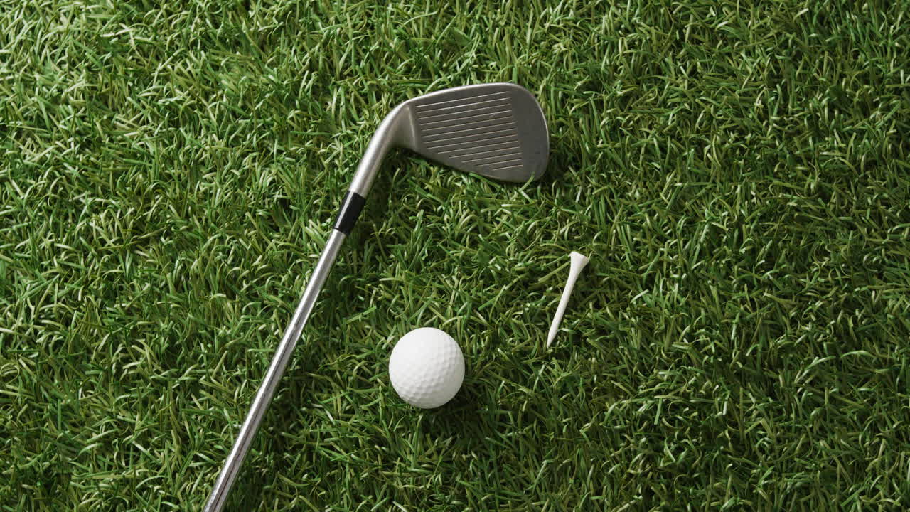 Primo piano di mazza da golf e pallina sull'erba, spazio per il testo, rallentatore
