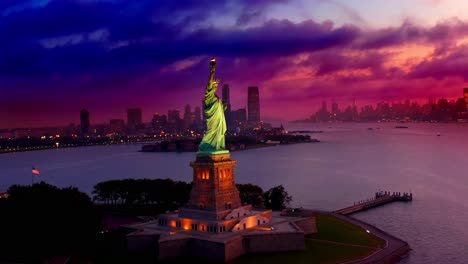 Vista-Aérea-Alrededor-De-La-Brillante-Estatua-De-La-Libertad,-Durante-Una-Colorida-Puesta-De-Sol,-Nubes-Oscuras-Rodando,-En-Nueva-York,-Estados-Unidos---órbita,-Disparo-De-Drones