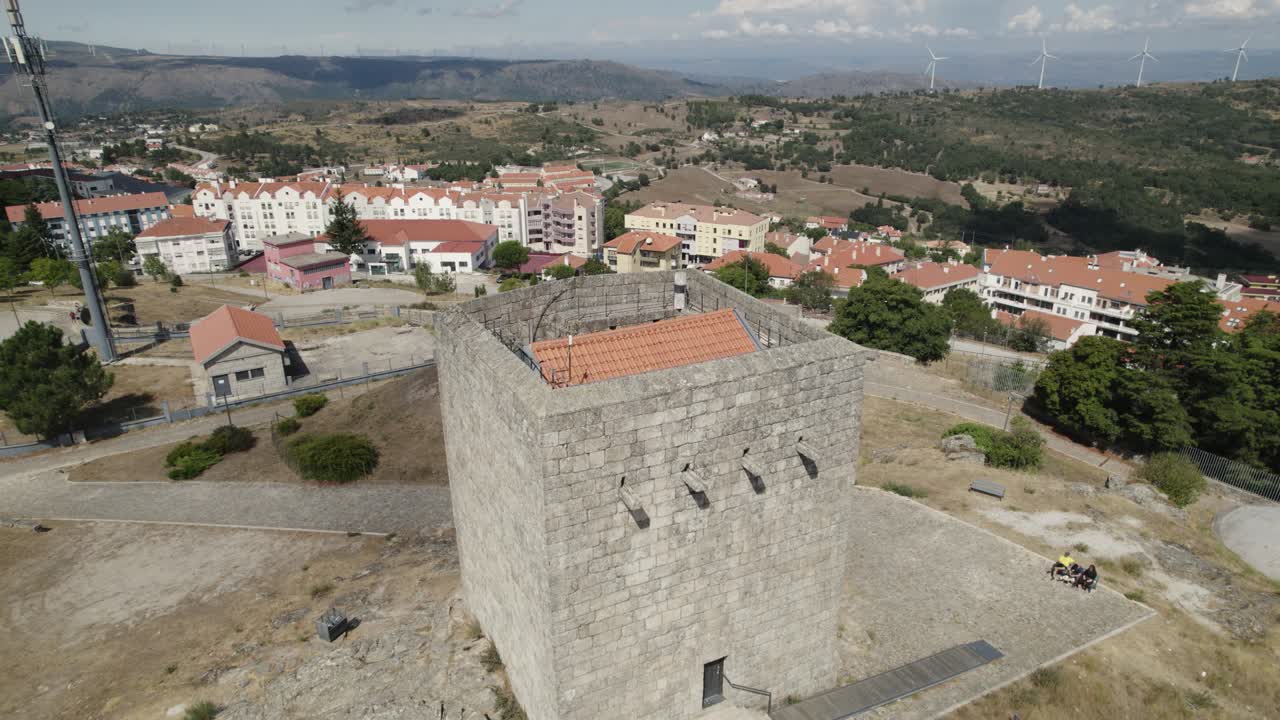 castillo medieval de guarda situado en una colina, revelan la plataforma rodante aérea