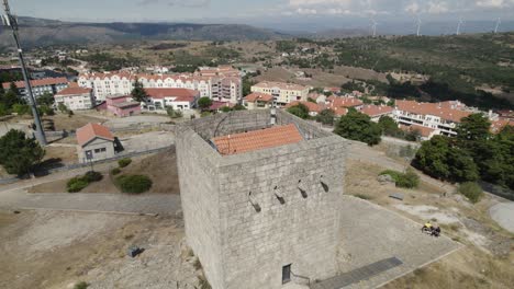 Mittelalterliche-Burg-Von-Guarda-Auf-Einem-Hügel-Gelegen,-Luftwagen-Aus-Der-Luft