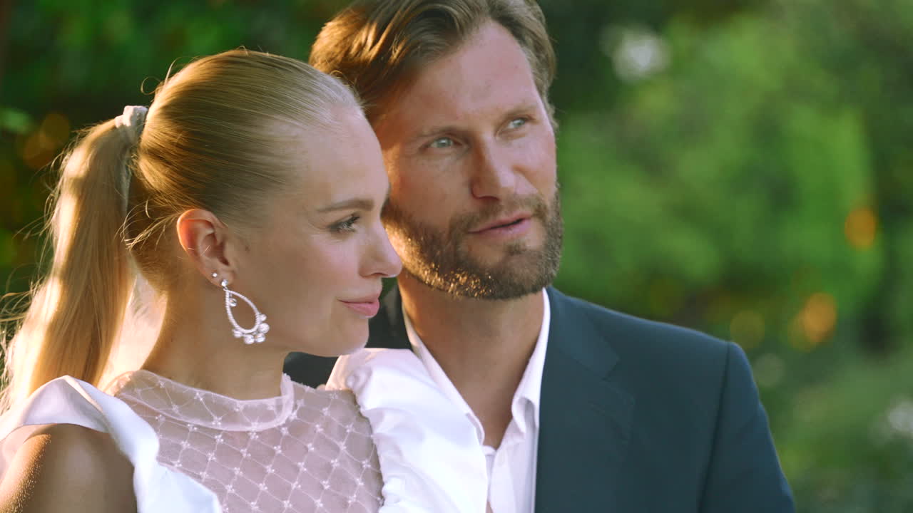 정원 에 있는 부부