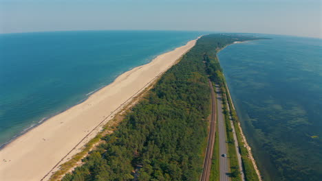 Vista-Panorámica-De-Hel-Penisula-En-Polonia-En-Un-Día-Soleado-De-Verano-Con-El-Mar-Báltico-Al-Fondo