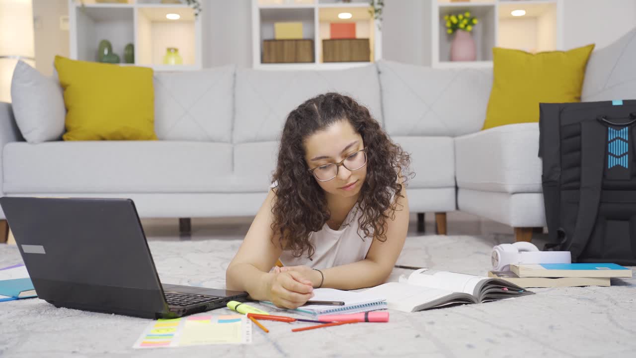 una estudiante cansada.