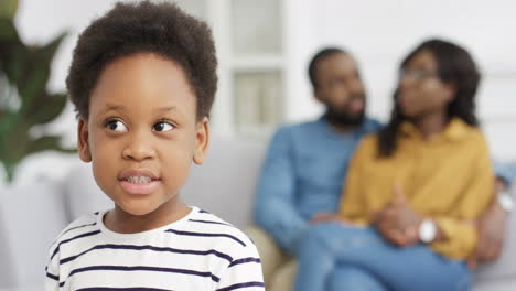 Retrato-De-Una-Linda-Niña-Sonriendo-A-La-Cámara-En-Casa-Interior