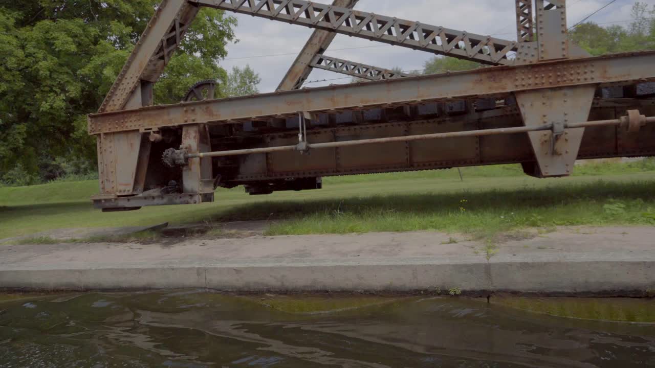 피터보로 잠금 시스템을 통해 강철 스 ⁇  다리를 통과하는 운하를 가로지르는 보트에서의 전망