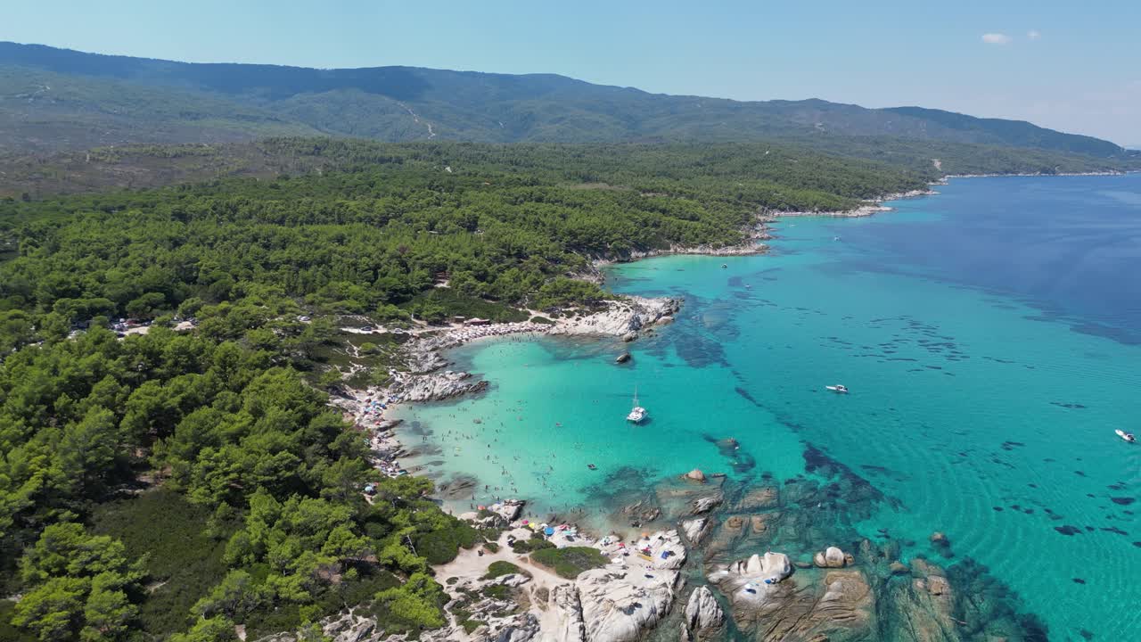 ギリシャ、ハルキディキのシトニアにあるオレンジビーチの湾と海岸 - 4K空撮