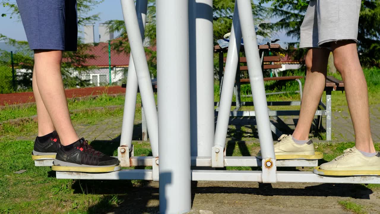 dos jóvenes que practican deportes