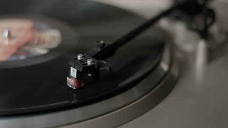 imágenes de un tocadiscos de la era de los ochenta, tocando un disco lp