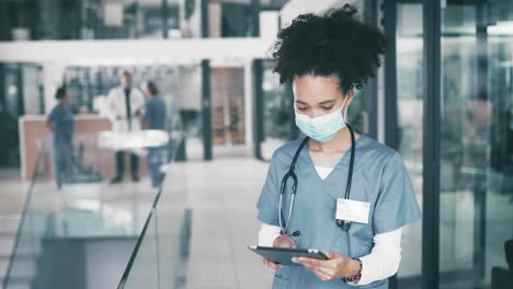 un médico que lleva una máscara