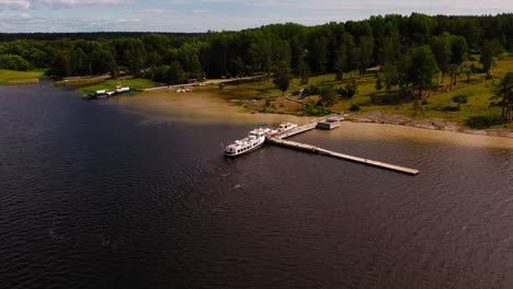 Vista-Aérea-De-Un-Pequeño-Ferry-En-El-Lago-Vanern,-Día-Soleado-De-Verano-En-Suecia