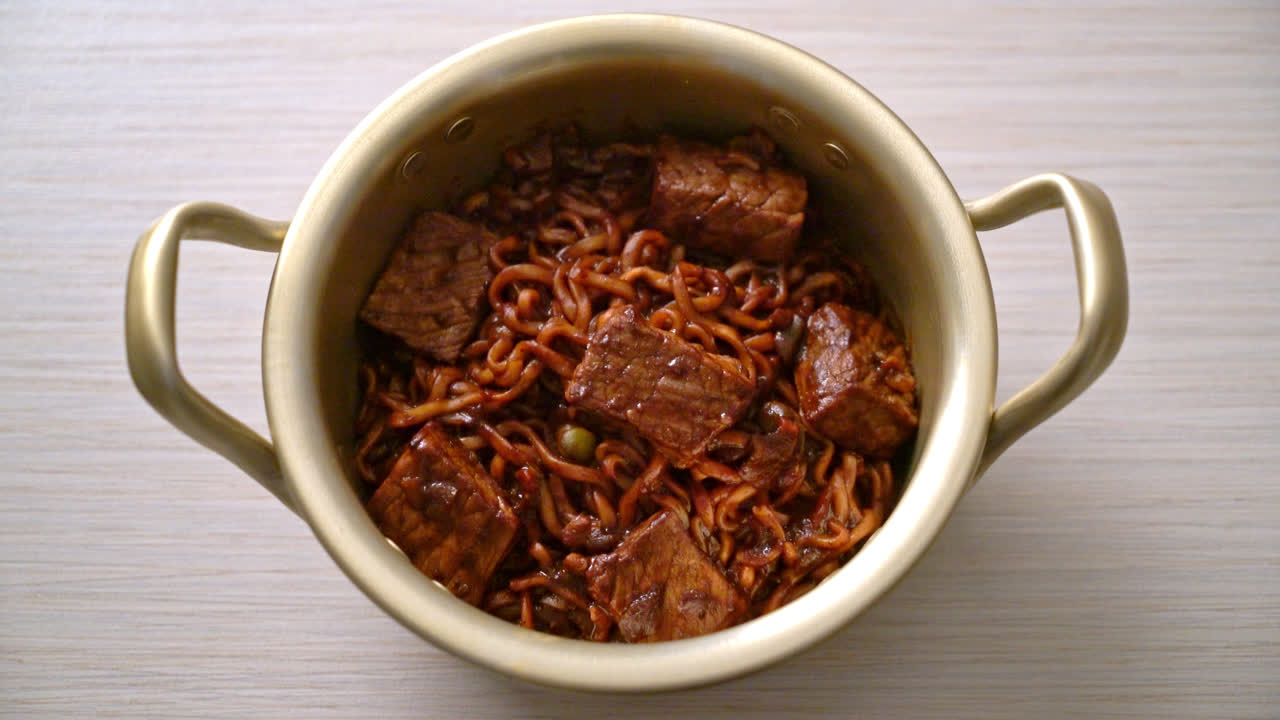 jjapaguri o chapaguri, fideos picantes de frijoles negros coreanos con carne de res - estilo de comida coreana