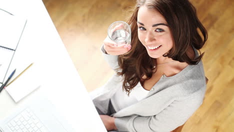 un estudiante feliz bebiendo agua