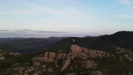 Wandernder-Mann-Auf-Dem-Gipfel-Des-Berggipfels-In-Snowdonia,-Wales-Zur-Goldenen-Stunde